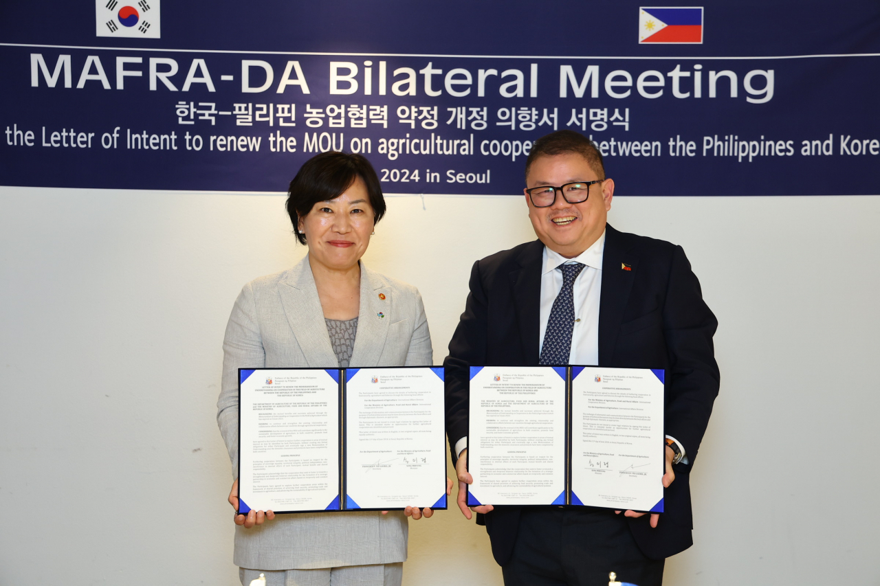 송미령 농림축산식품부 장관이 11일 서울에서 필리핀 농업부의 프란시스코 티우 라우렐 주니어(Francisco Tiu Laurel Jr.) 장관과 농업 분야 협력 방안을 논의, 양국 농업부 간 '농업협력 의향서(LoI)'에 서명 후 기념 촬영하고 있다. [연합]