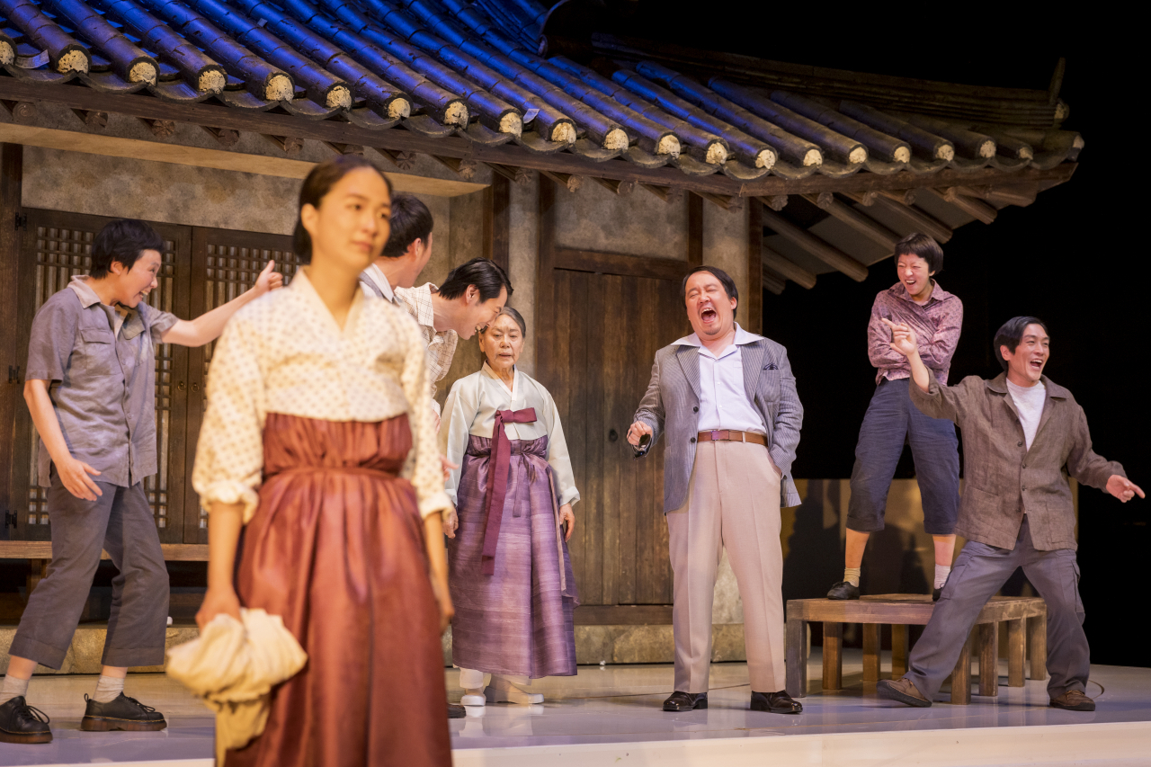 A scene from “Hwal Hwa San” (National Theater Company of Korea)