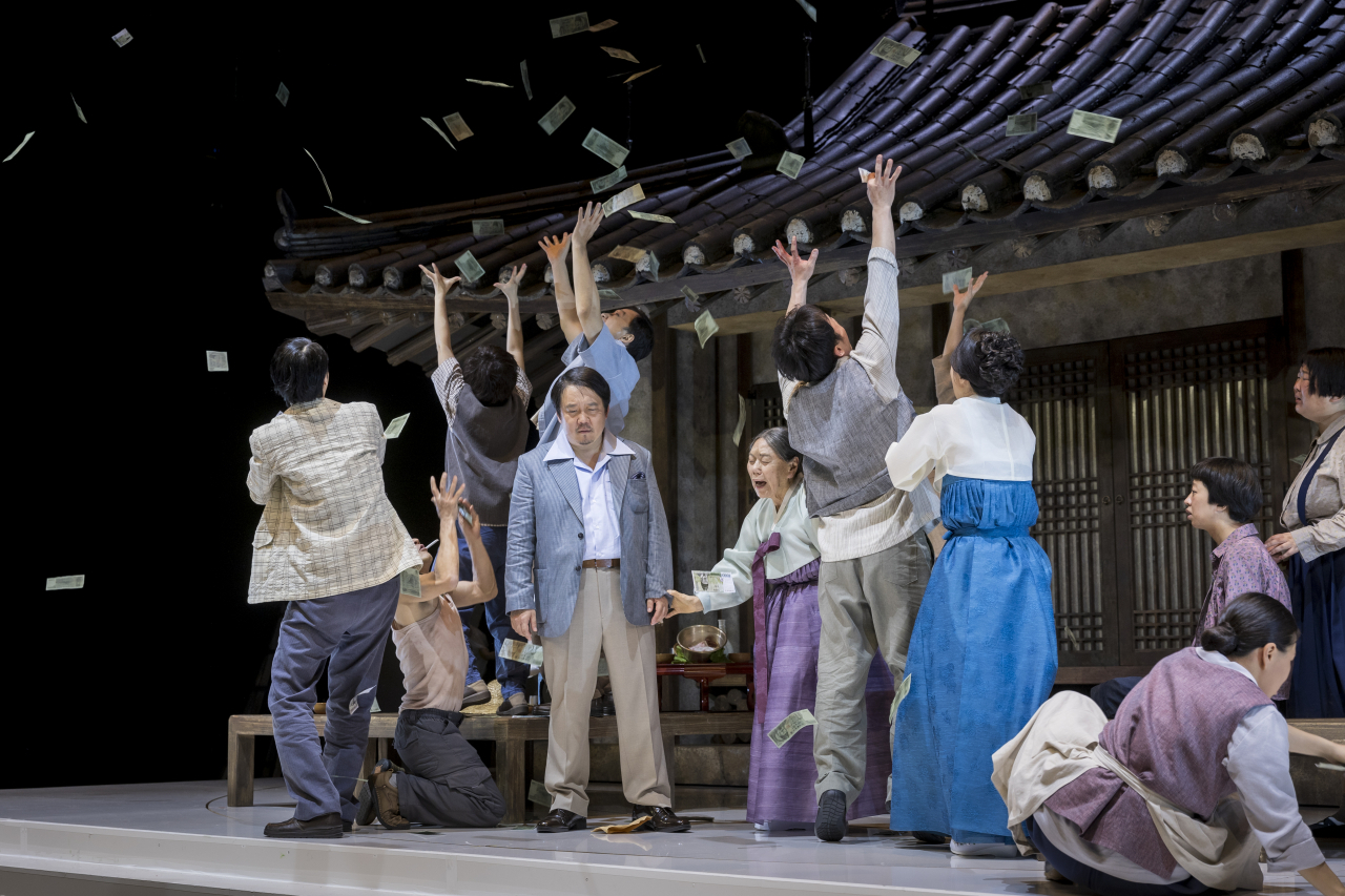 A scene from “Hwal Hwa San” (National Theater Company of Korea)