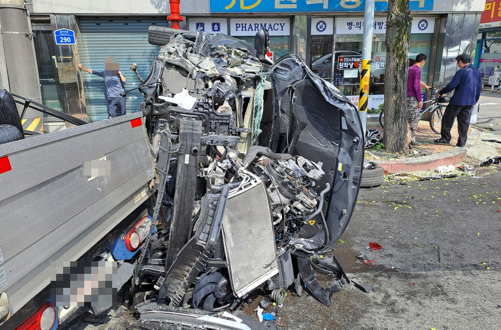 11일 오후 2시 48분께 전북 전주시 완산구 서완산동의 한 도로에서 SUV 차량이 차량 여러 대와 전신주를 들이받고 전도돼 있다. [연합]