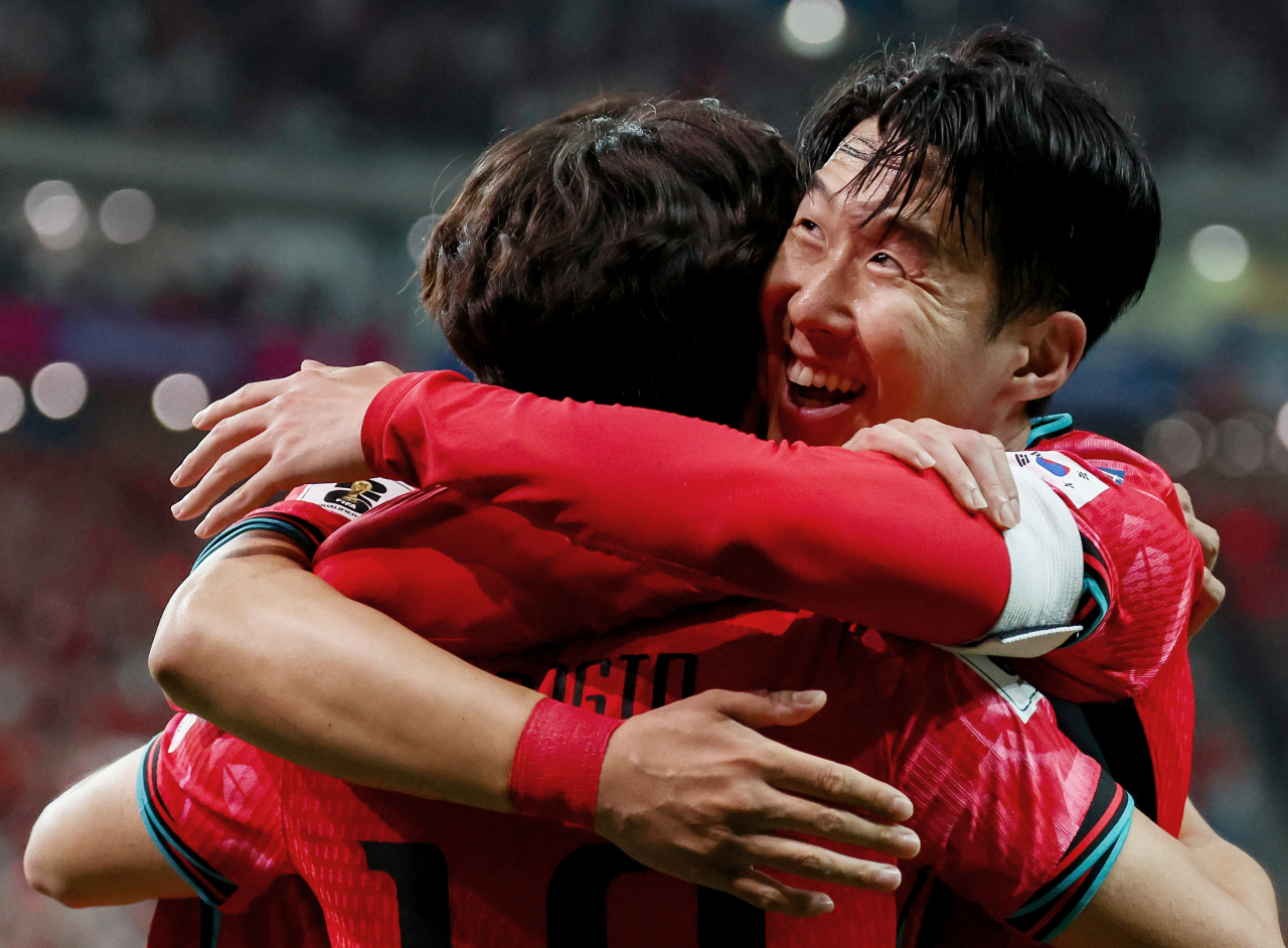 11일 서울월드컵경기장에서 열린 2026 북중미 월드컵 아시아 지역 2차 예선 C조 6차전 한국과 중국의 경기. 손흥민이 선취골을 넣은 이강인과 포옹하며 기뻐하고 있다. [연합]