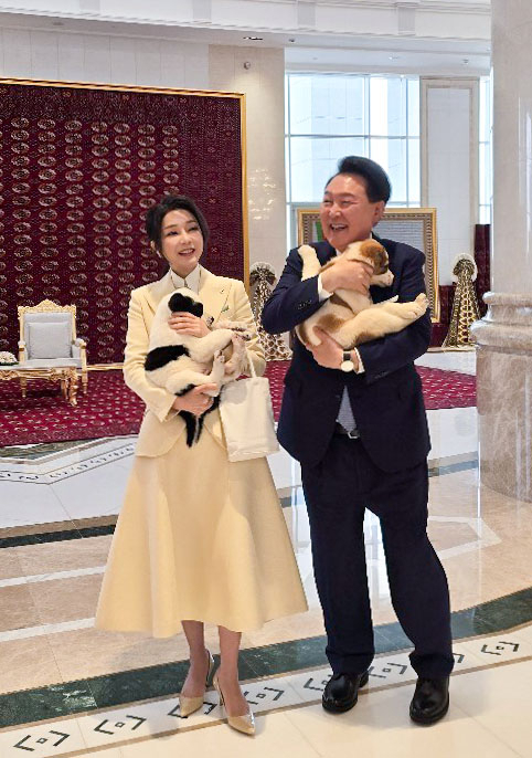윤석열 대통령과 김건희 여사가 11일(현지시간) 투르크메니스탄 아시가바트 한 호텔에서 열린 투르크메니스탄 국가최고지도자 겸 인민이사회 의장인 구르반굴리 베르디무하메도프 전 대통령 부부와의 친교 오찬 뒤 투르크메니스탄 국견인 알라바이를 안고 즐거워하고 있다. [연합]