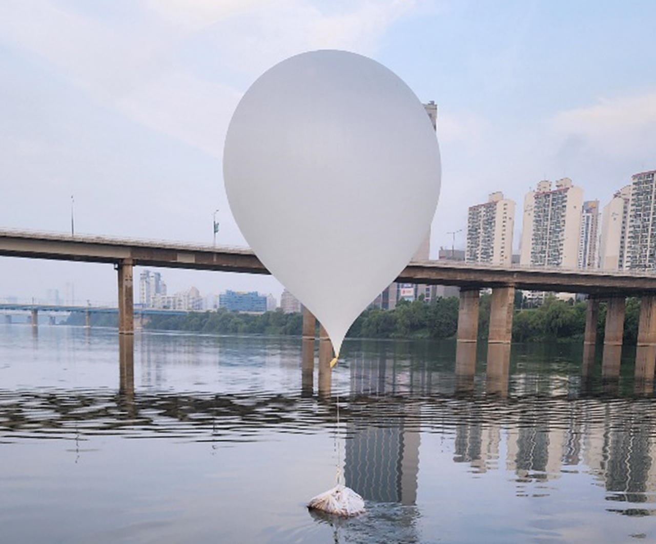 9일 오전 서울 한강 잠실대교 인근에서 발견된 대남 풍선. 합동참모본부는 "북한이 전날부터 대남 오물풍선 330여 개를 살포했고 오전까지 우리 지역에 80여 개가 낙하했다"고 밝혔다. [연합]