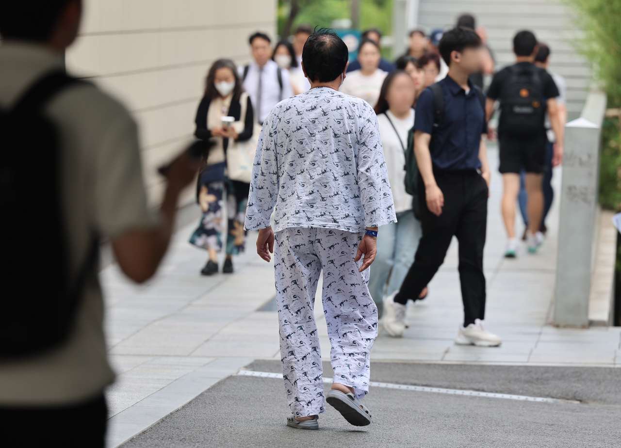 의정 갈등이 넉달을 넘겨 장기화하는 가운데 한 대학병원에서 환자가 걸어가고 있다. [연합]