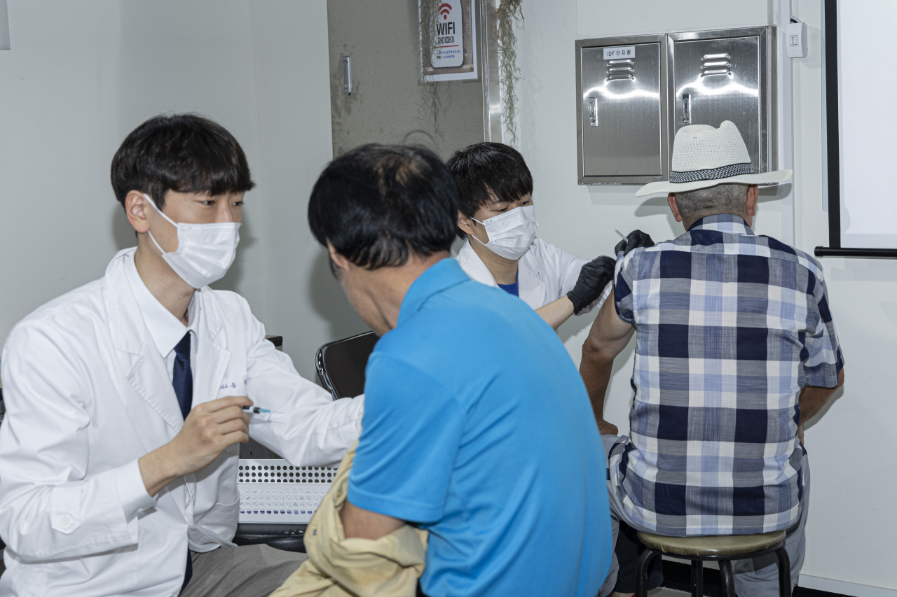 지난 4일 서울 창신동 쪽방촌에서 진행된 대상포진 무료 예방접종 모습 [서울시 제공]