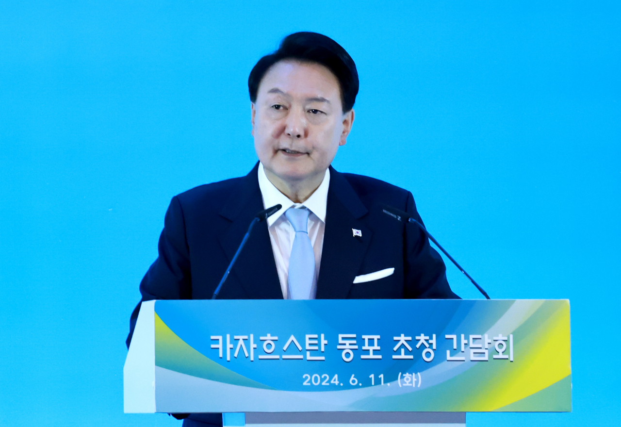카자흐스탄을 국빈 방문한 윤석열 대통령이 11일(현지시간) 카자흐스탄 아스타나의 한 호텔에서 열린 고려인 동포·재외국민 초청 간담회에서 격려사를 하고 있다. [연합]