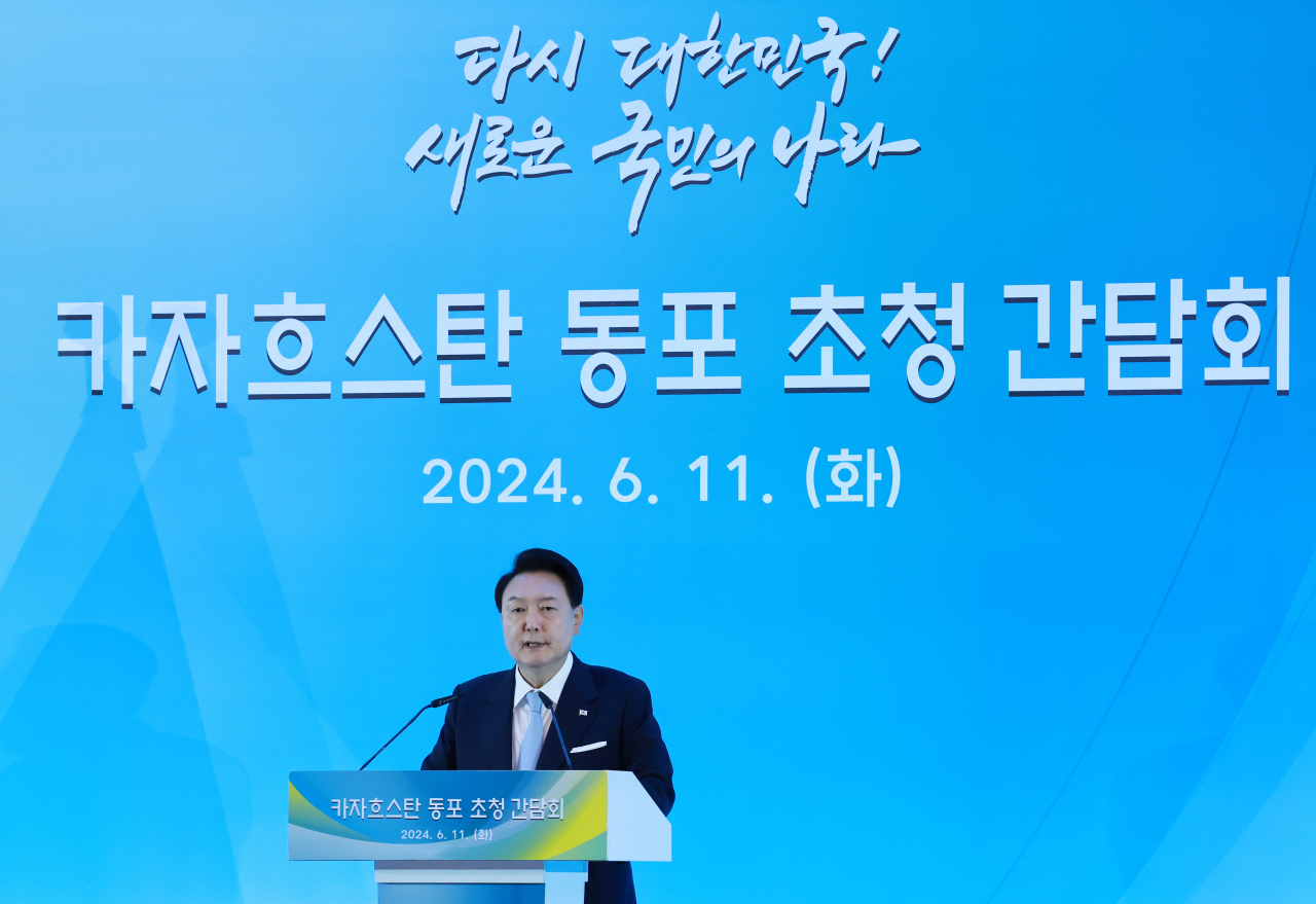 카자흐스탄을 국빈 방문한 윤석열 대통령이 11일(현지시간) 카자흐스탄 아스타나의 한 호텔에서 열린 고려인 동포·재외국민 초청 간담회에서 격려사를 하고 있다. [연합]