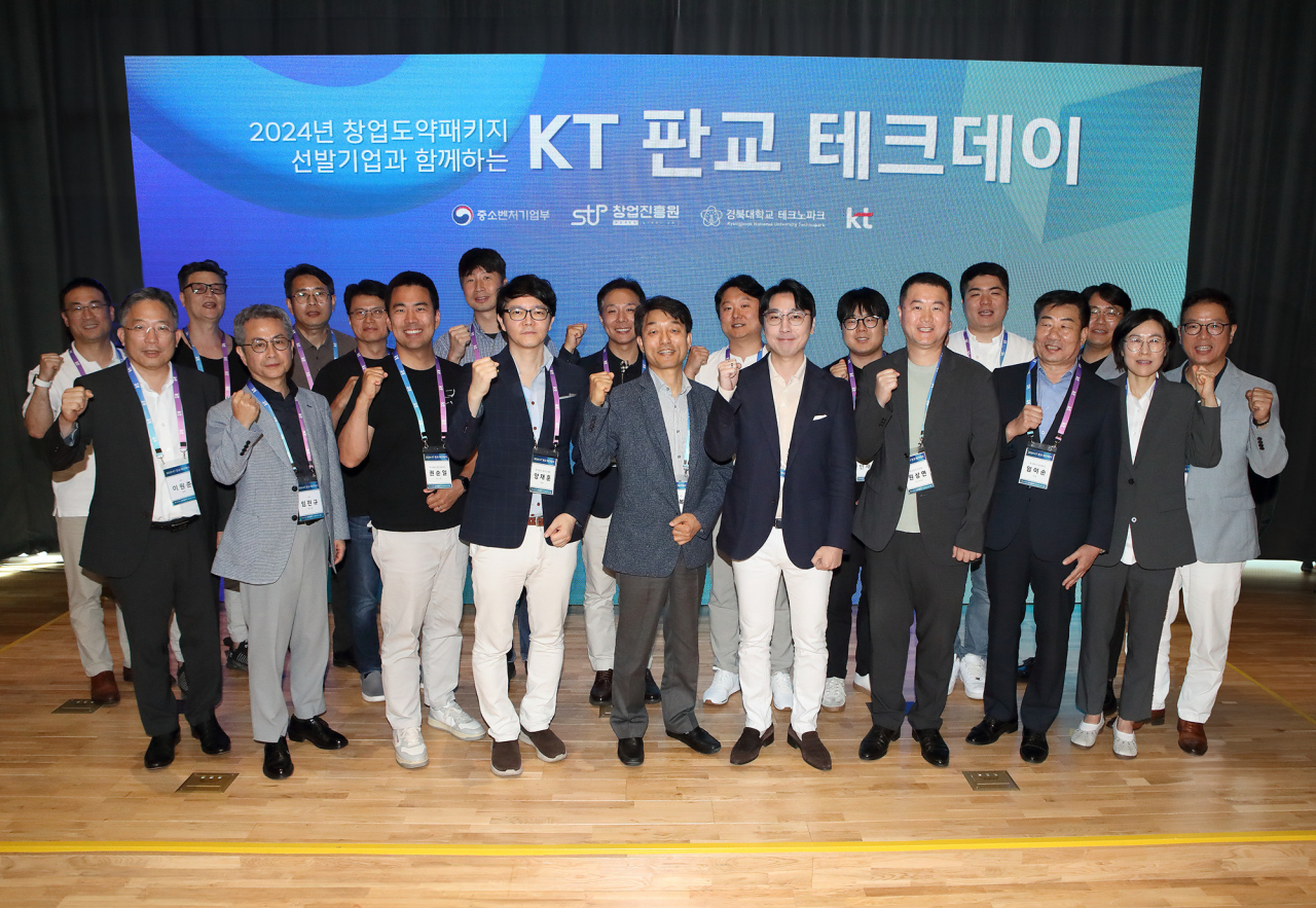 KT 이원준(왼쪽 앞줄부터) SCM전략실장, 임현규 경영지원부문장, 김윤정(왼쪽 앞줄 아홉번째) 창업진흥원 혁신사업화본부장 등 ‘KT 판교 테크데이’ 참석자들이 기념 사진을 찍고 있다. [KT 제공]