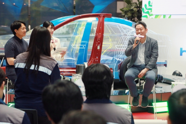 서강현(오른쪽) 현대제철 사장이 지난 5일 충남 당진제철소 기술연구소 1층 로비에서 진행된 '타운홀 미팅'에서 직원들과 대화의 시간을 가지고 있다. [현대제철 제공]