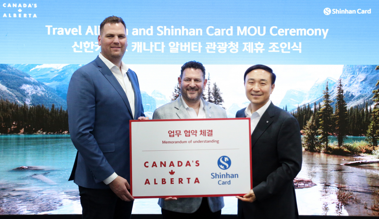 신한카드는 캐나다 알버타주 정부와 함께 알버타를 방문하는 고객 대상 서비스 개발 및 공동마케팅을 추진한다. 협약식에 참석한 조셉 스코우(왼쪽부터·Joseph Schow) 캐나다 알버타주정부 관광체육부 장관, 데이비드 골드스테인(David Goldstein) 캐나다 알버타주관광청 관광청장, 문동권 신한카드 사장이 기념사진을 촬영하고 있다. [신한카드 제공]