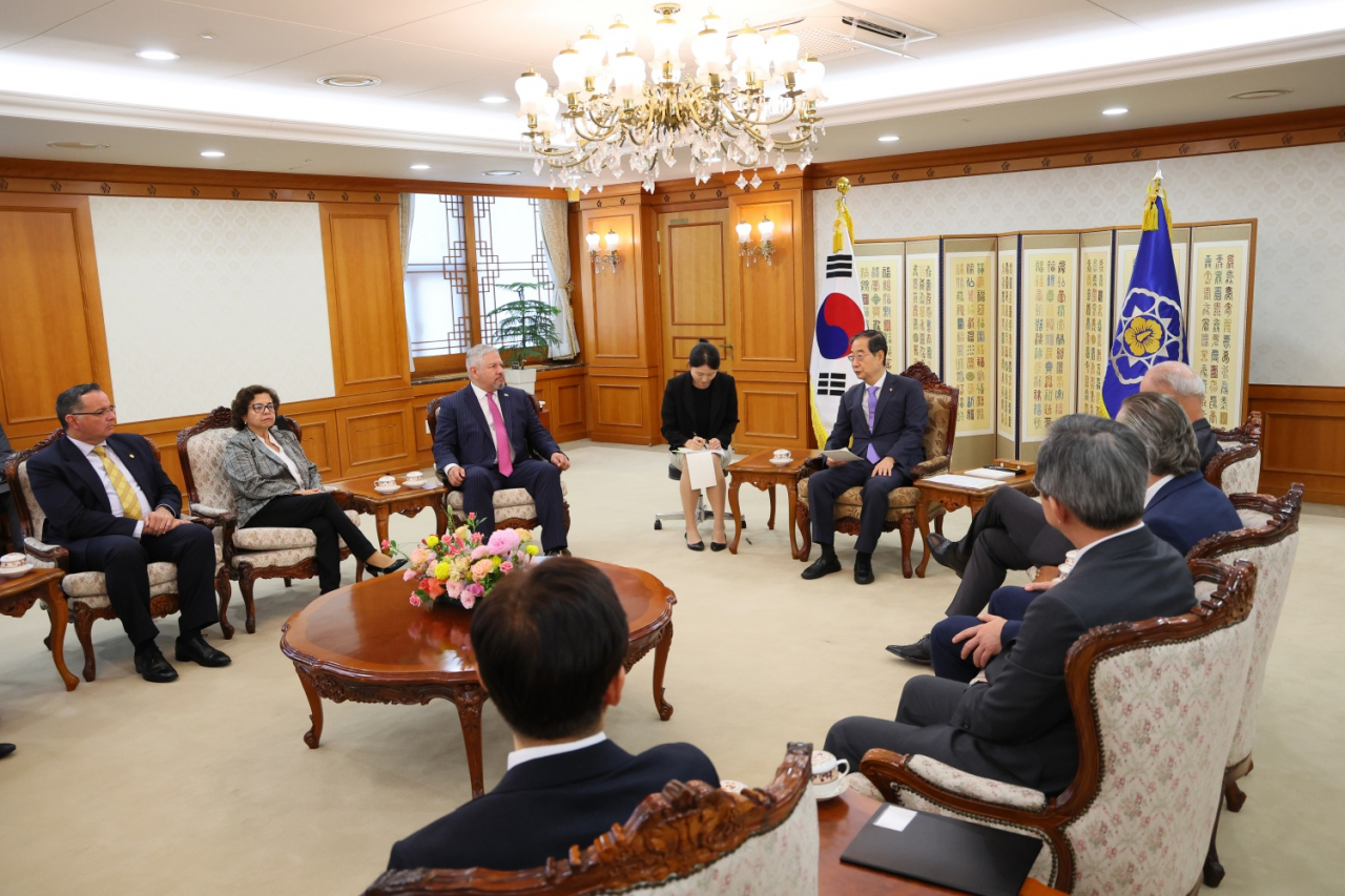 한덕수 국무총리가 10일 종로구 정부서울청사에서 곤살레스 올라에체아 페루 외교부 장관, 에두아르도 레이나 온두라스 외교부 장관, 카를로스 페레이라 쿠바 외교부 양자총국장 등 한-중남미 미래협력포럼 참석자들과 합동접견을 하고 있다.[연합]