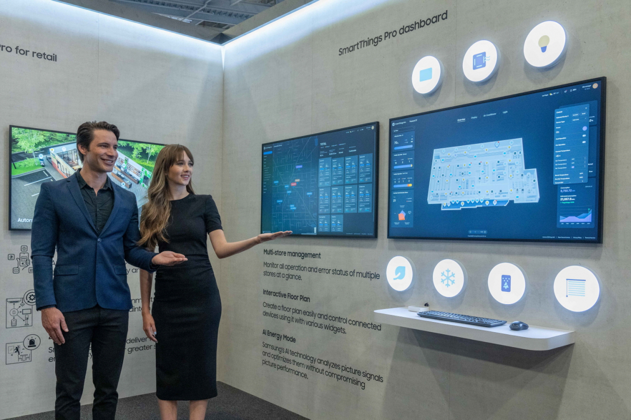 미국 라스베이거스에서 열리는 북미 최대 디스플레이 전시회인 ‘인포콤(Infocomm) 2024’에서 삼성전자 모델이 B2B용 통합 연결 플랫폼인 ‘스마트싱스 프로’ 솔루션을 소개하고 있다. [삼성전자 제공]