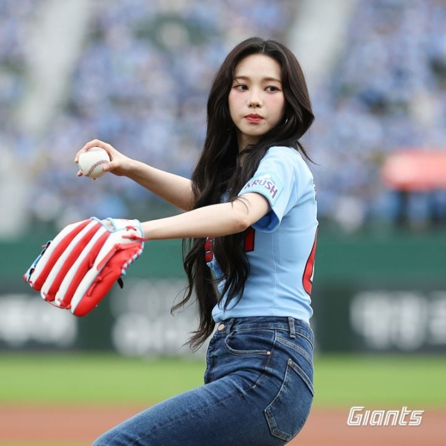 에스파 카리나가 지난 9일 부산 사직종합운동장에서 열린 롯데 자이언츠와 SSG랜더스 경기에서 시구자로 나섰다. [롯데 자이언츠]