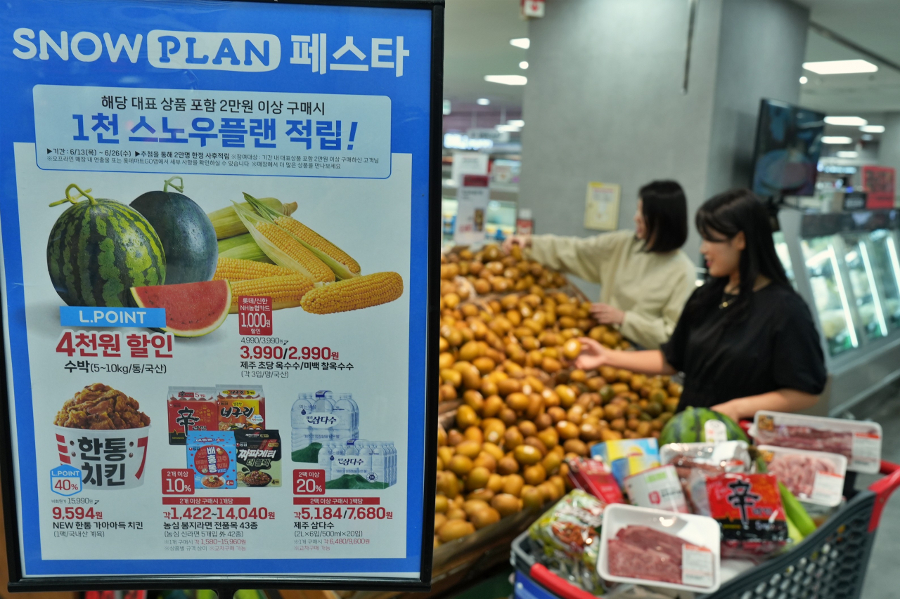 모델들이 롯데마트 제타플렉스 잠실점에서 ‘스노우플랜 페스타행사’ 상품을 보고 있다. [롯데마트 제공]