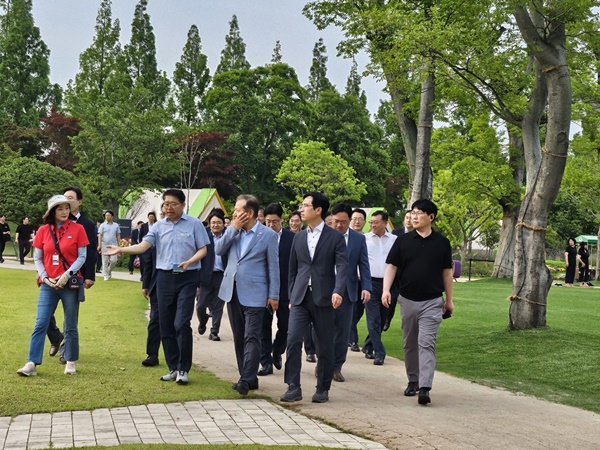 이상민 행정안전부 장관이 11일 지자체 성공모델로 꼽히는 순천만국가정원을 둘러보고 있다.