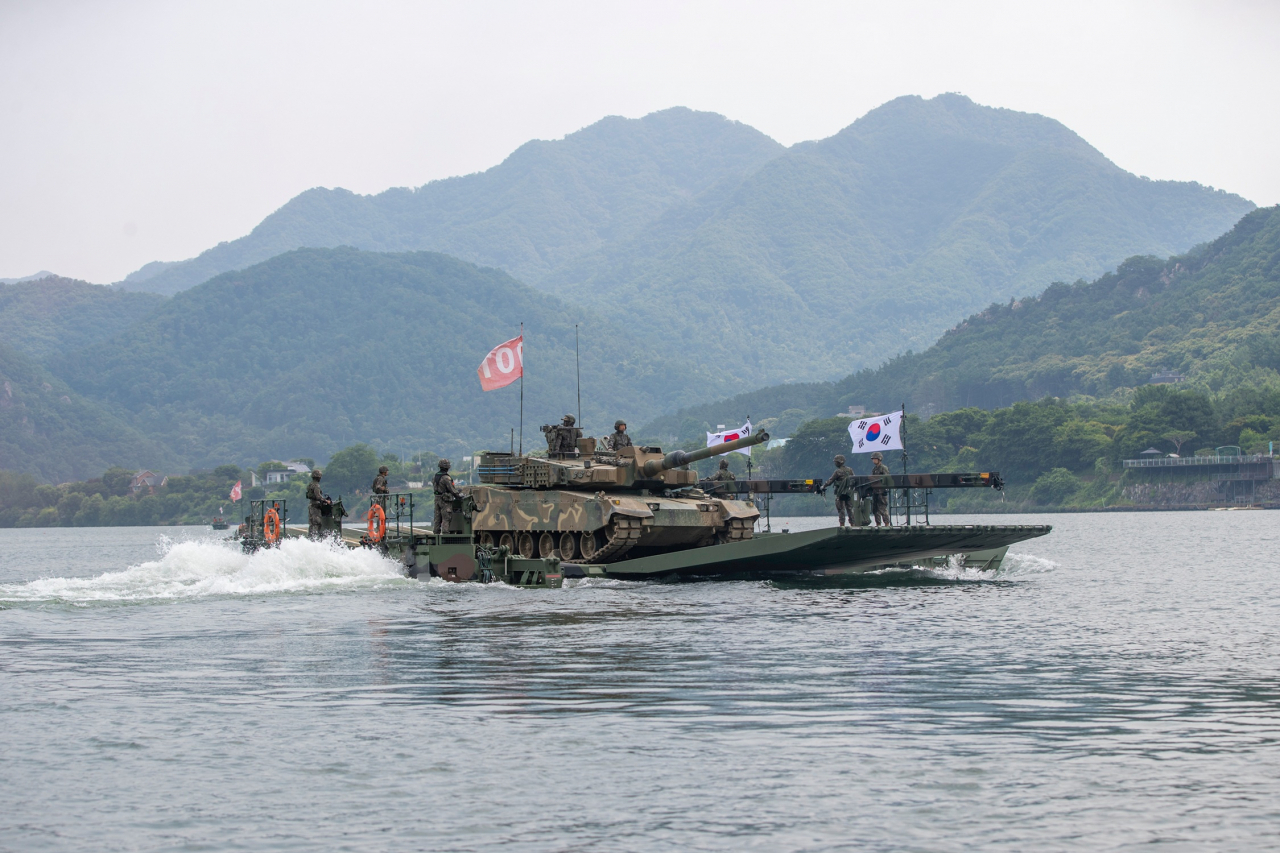 육군은 12일 자주도하장비 수룡 전력화행사를 하고 7기동군단에 첫 배치했다.[육군 제공]
