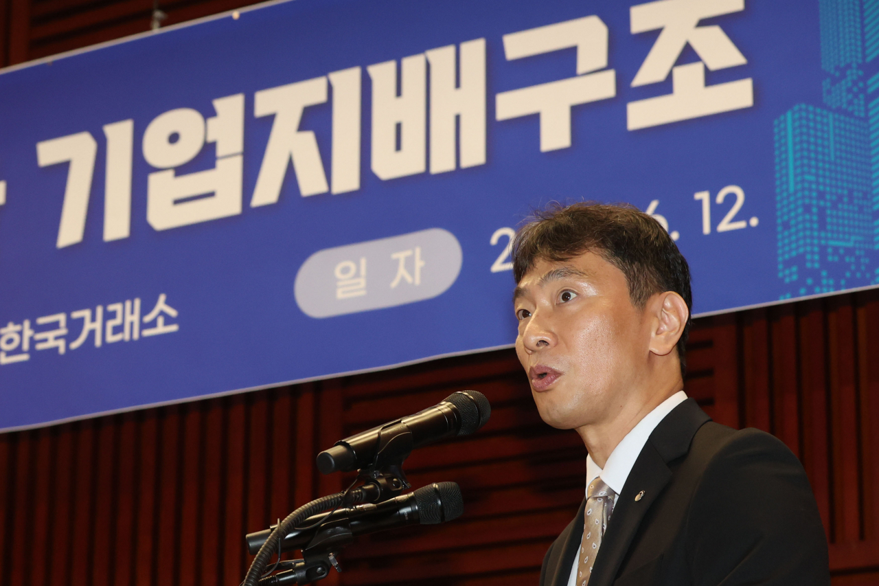 이복현 금융감독원 원장이 12일 오전 서울 영등포구 금융투자협회에서 열린 '자본시장 선진화를 위한 기업지배구조 세미나'에서 축사를 하고 있다. [연합]
