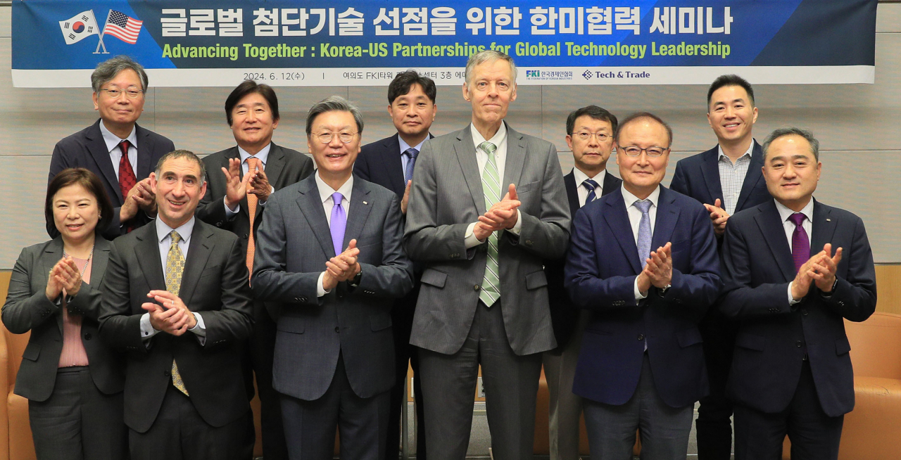 김창범(앞줄 왼쪽 세번째) 한국경제인협회 부회장과 로버트 앳킨슨(네번째) 미국 정보혁신재단(ITIF) 회장을 비롯한 내빈들이 12일 FKI타워 컨퍼런스센터에서 열린 ‘글로벌 첨단기술 선점을 위한 한미협력 세미나’에 참석해 기념촬영을 하고 있다. [한경협 제공]
