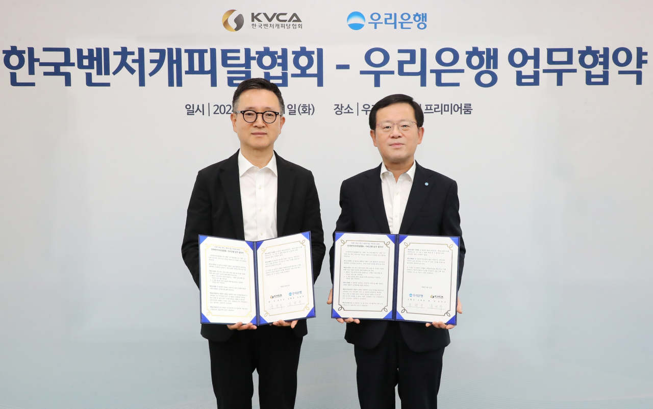지난 11일 서울 우리은행 본점에서 열린 업무협약식에 참석한 조병규(오른쪽) 우리은행장과 윤건수(왼쪽) 한국벤처캐피탈협회 회장이 기념사진을 촬영하고 있다.[우리은행 제공]
