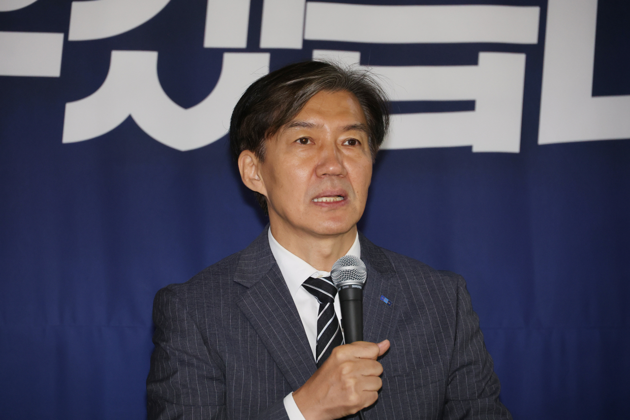 조국 조국혁신당 대표가 12일 오전 국회 로텐더홀에서 열린 최고위원회의에서 발언하고 있다. [연합]