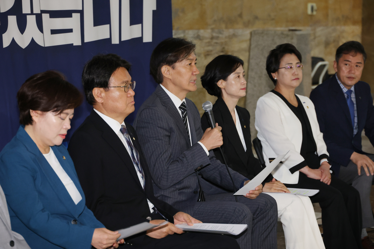 조국 조국혁신당 대표가 12일 오전 국회 로텐더홀에서 열린 최고위원회의에서 발언하고 있다. [연합]