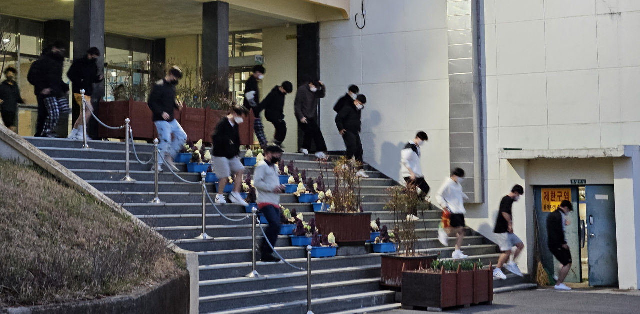 12일 오전 전북 부안군에서 4.8 규모의 지진이 발생하자 인접 지역에 있는 군산기계공업고등학교에서 학생들이 대피하고 있다. [연합]