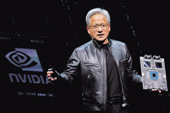 젠슨 황 엔비디아 최고경영자(CEO)가 지난 2일 타이베이 국립대만대 종합체육관에서 한 ‘컴퓨텍스 2024’ 기조연설에서 하반기 출시할 AI가속기를 선보이는 모습 [연합]