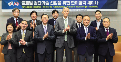 김창범(앞줄 왼쪽 세 번째) 한국경제인협회 부회장과 로버트 앳킨슨(네번째) 미국 정보혁신재단(ITIF) 회장 등 내빈들이 12일 FKI타워 컨퍼런스센터에서 열린 ‘글로벌 첨단기술 선점을 위한 한미협력 세미나’에 참석해 기념촬영을 하고 있다. [한경협 제공]
