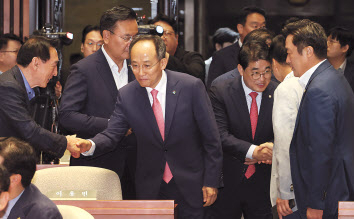 추경호(가운데) 국민의힘 원내대표가 12일 오전 국회에서 열린 의회정치 원상복구 의원총회에 참석, 의원과 악수를 하고 있다. [연합]