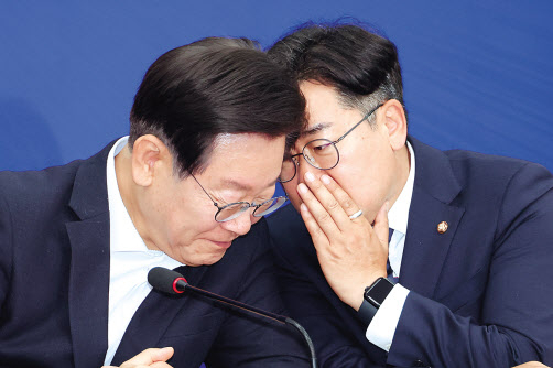 이재명(왼쪽) 더불어민주당 대표와 박찬대 원내대표가 12일 오전 서울 여의도 국회에서 열린 최고위원회의에서 귀엣말을 하고 있다. [연합]