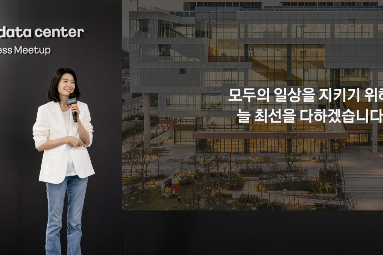 정신아 카카오 대표이사가 지난 11일 경기도 안산시 ‘카카오 데이터센터 안산’에서 기자간담회를 열고 첫 자체 데이터센터를 소개하고 있다. [카카오 제공]