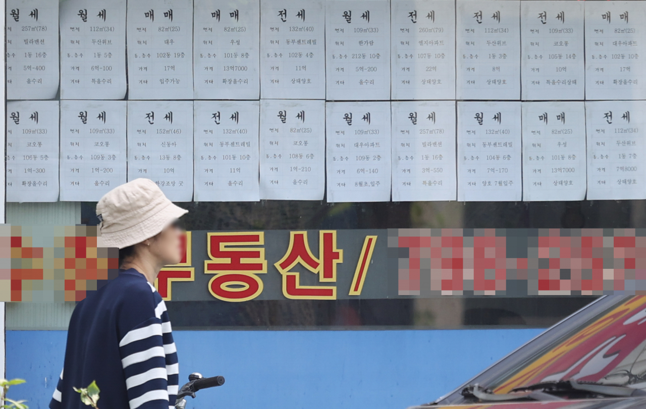 지난달 금융권 가계대출이 은행 주택담보대출을 중심으로 5조4000억원 증가했다고 금융당국이 12일 밝혔다. 사진은 지난 10일 서울 시내 부동산중개업소에 걸린 매물정보 모습. [연합]