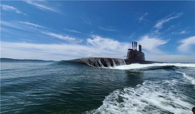 해군은 잠수함발사탄도미사일(SLBM) 탑재 3000t급 전략잠수함 안무함(SS-Ⅲ)이 전날 부산 인근 해상에서 가상의 적 잠수함과 수상함을 탐색·격멸하는 공격훈련과 적 지상 핵심표적을 타격하는 훈련을 실시했다고 12일 밝혔다. 안무함 수상항해 장면. [해군 제공]