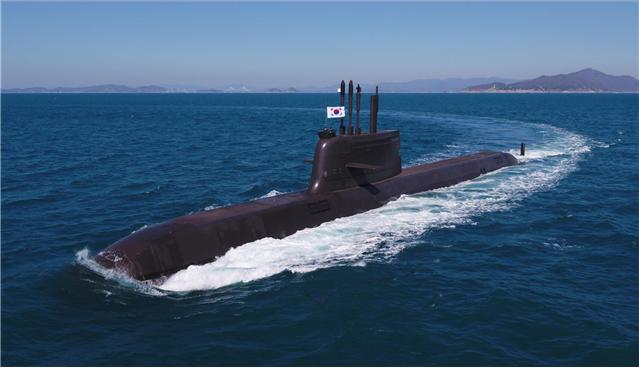 해군은 잠수함발사탄도미사일(SLBM) 탑재 3000t급 전략잠수함 안무함(SS-Ⅲ)이 전날 부산 인근 해상에서 가상의 적 잠수함과 수상함을 탐색·격멸하는 공격훈련과 적 지상 핵심표적을 타격하는 훈련을 실시했다고 12일 밝혔다. 안무함 수상항해 장면. [해군 제공]