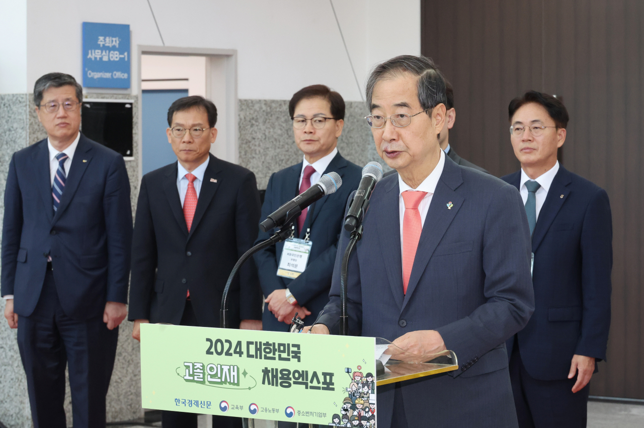 한덕수 국무총리가 12일 경기도 고양시 킨텍스에서 열린 2024 대한민국 고졸인재 채용엑스포 개막식에서 축사하고 있다. [연합]