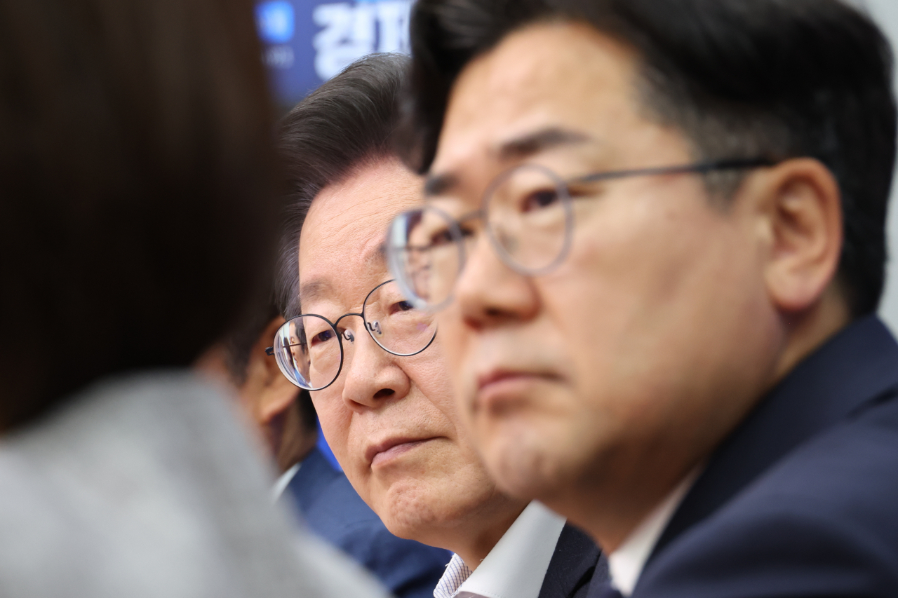 이재명 더불어민주당 대표와 박찬대 원내대표가 12일 오전 서울 여의도 국회에서 열린 최고위원회의에서 장경태 최고위원의 발언을 듣고 있다. [연합]