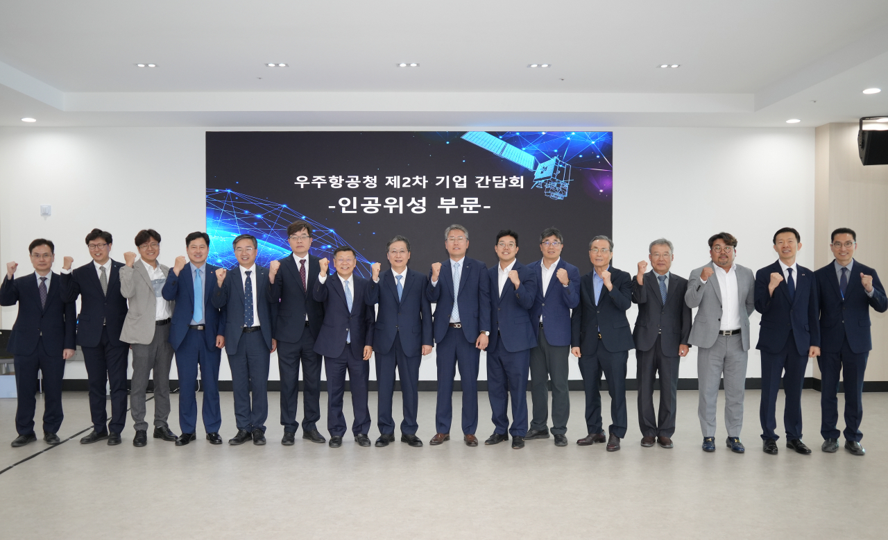 인공위성 부문 기업 간담회 참석자들이 기념촬영을 하고 있다.[우주항공청 제공]