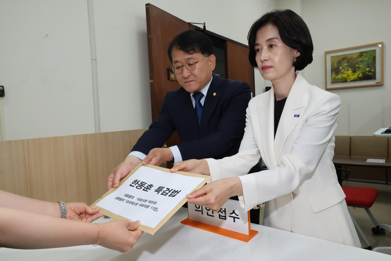 22대 국회 개원 첫날인 5월 30일 오전 조국혁신당 박은정·차규근 의원(왼쪽)이 서울 여의도 국회 의안접수센터에서 한동훈 특검 법안을 접수하고 있다. [연합]