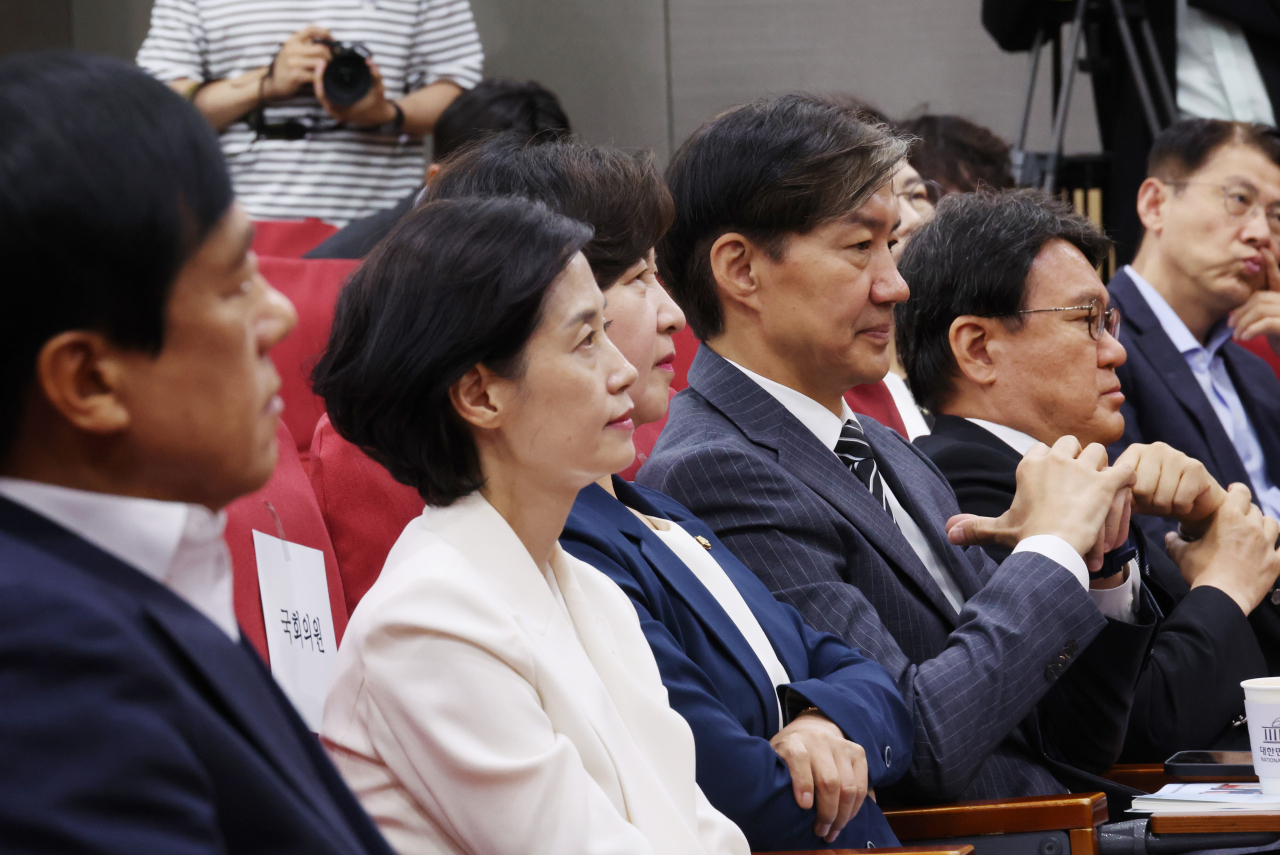 추미애 더불어민주당 의원과 조국혁신당 조국 대표 등이 12일 국회 의원회관에서 열린 대한민국 검찰제도 전면 개혁 입법토론회에서 나란히 앉아 있다. 오른쪽부터 황운하 조국혁신당 원내대표, 조국 대표, 추미애 더불어민주당 의원, 박은정 조국혁신당 의원, 이성윤 더불어민주당 의원. [연합]