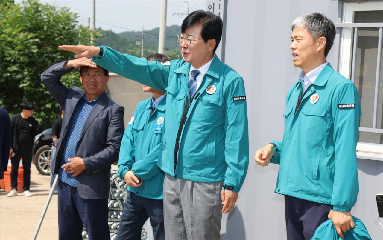 김성 장흥군수가 재해 예방 지역을 방문해 현장을 살피고 있다