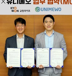 교원라이프 서동혁 사업기획부문장(왼쪽)과 장승익 유니메오 대표가 사업제휴 협약을 하고 있다. [교원 제공]