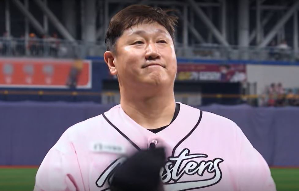 최강야구 올해 첫 직관 경기에서 이대호 선수가 감격에 겨워 하는 모습. [티빙 캡처]