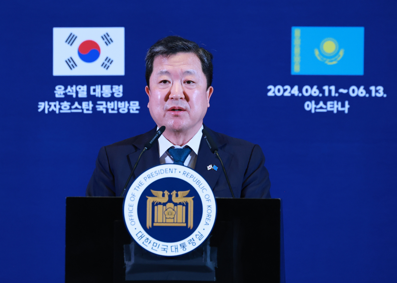 박춘섭 대통령실 경제수석이 12일(현지시간) 카자흐스탄 아스타나 시내의 한 호텔에서 윤석열 대통령의 카자흐스탄 국빈 순방 관련 브리핑을 하고 있다. [연합]