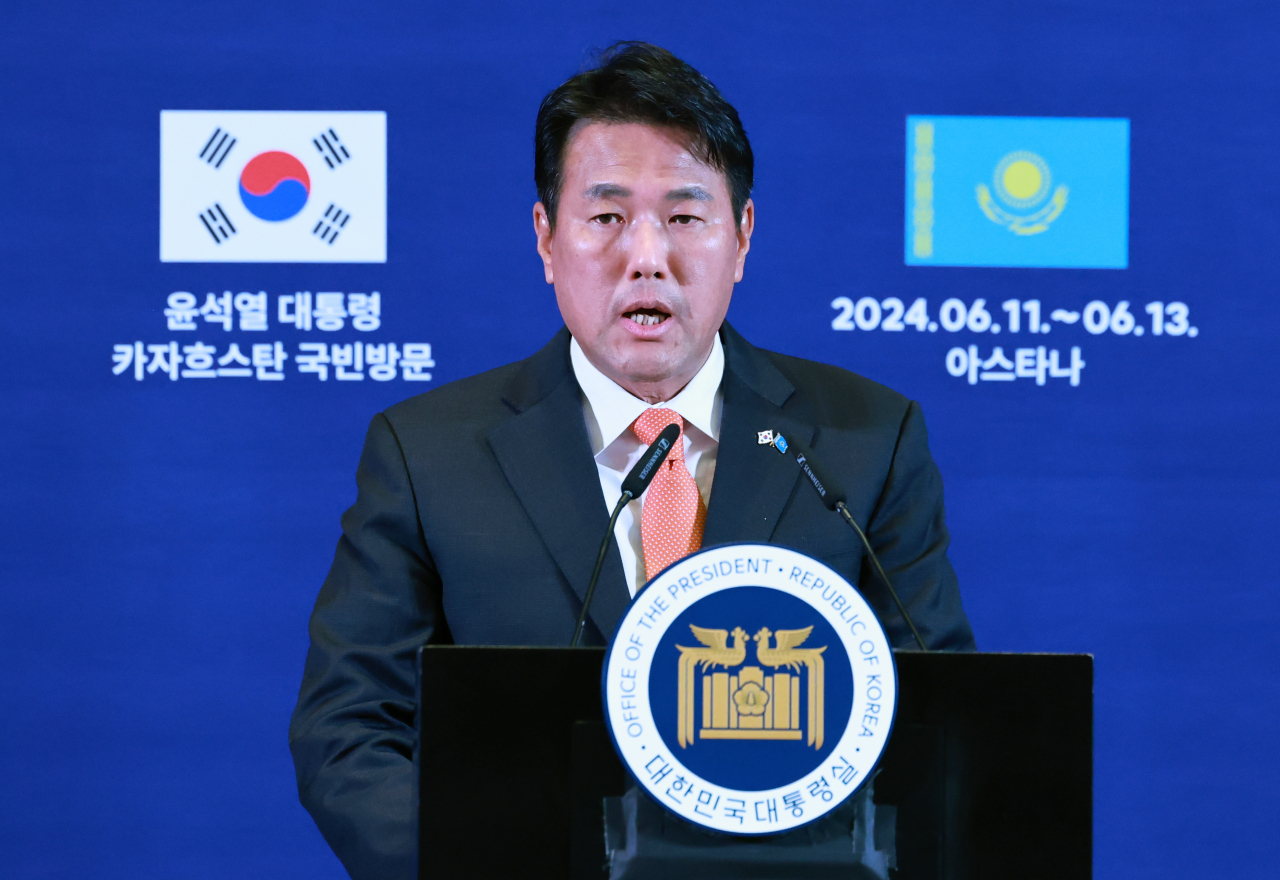 김태효 국가안보실 1차장이 12일(현지시간) 카자흐스탄 아스타나 시내의 한 호텔에서 윤석열 대통령의 카자흐스탄 국빈 순방 등에 대한 브리핑을 하고 있다. [연합]