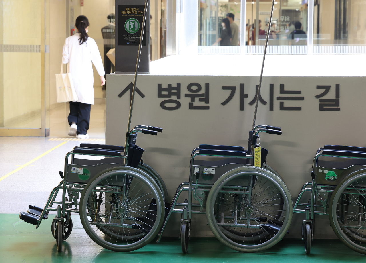 정부가 이탈 전공의들의 사직을 허용하고 행정처분 절차도 중단한 5일 오전 서울 시내 한 대형병원에서 한 의료 관계자가 이동하고 있다. [연합]