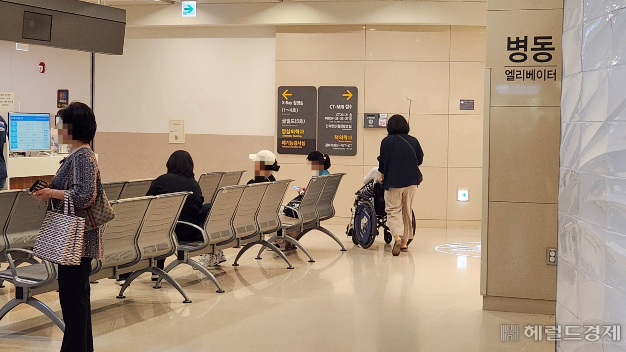 주요 대학병원 교수들이 오는 18일 대한의사협회의 집단휴진에 동참하기로 결의한 가운데 13일 오전 서울 세브란스병원에서 환자들이 진료를 대기하고 있다. 안효정 기자