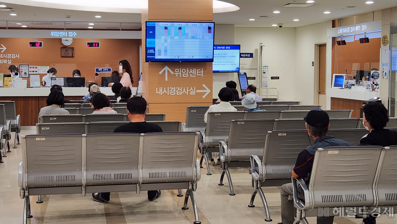 주요 대학병원 교수들이 오는 18일 대한의사협회의 집단휴진에 동참하기로 결의한 가운데 13일 오전 서울 세브란스병원 위암센터에서 환자들이 진료 접수를 위해 대기하고 있다.안효정 기자