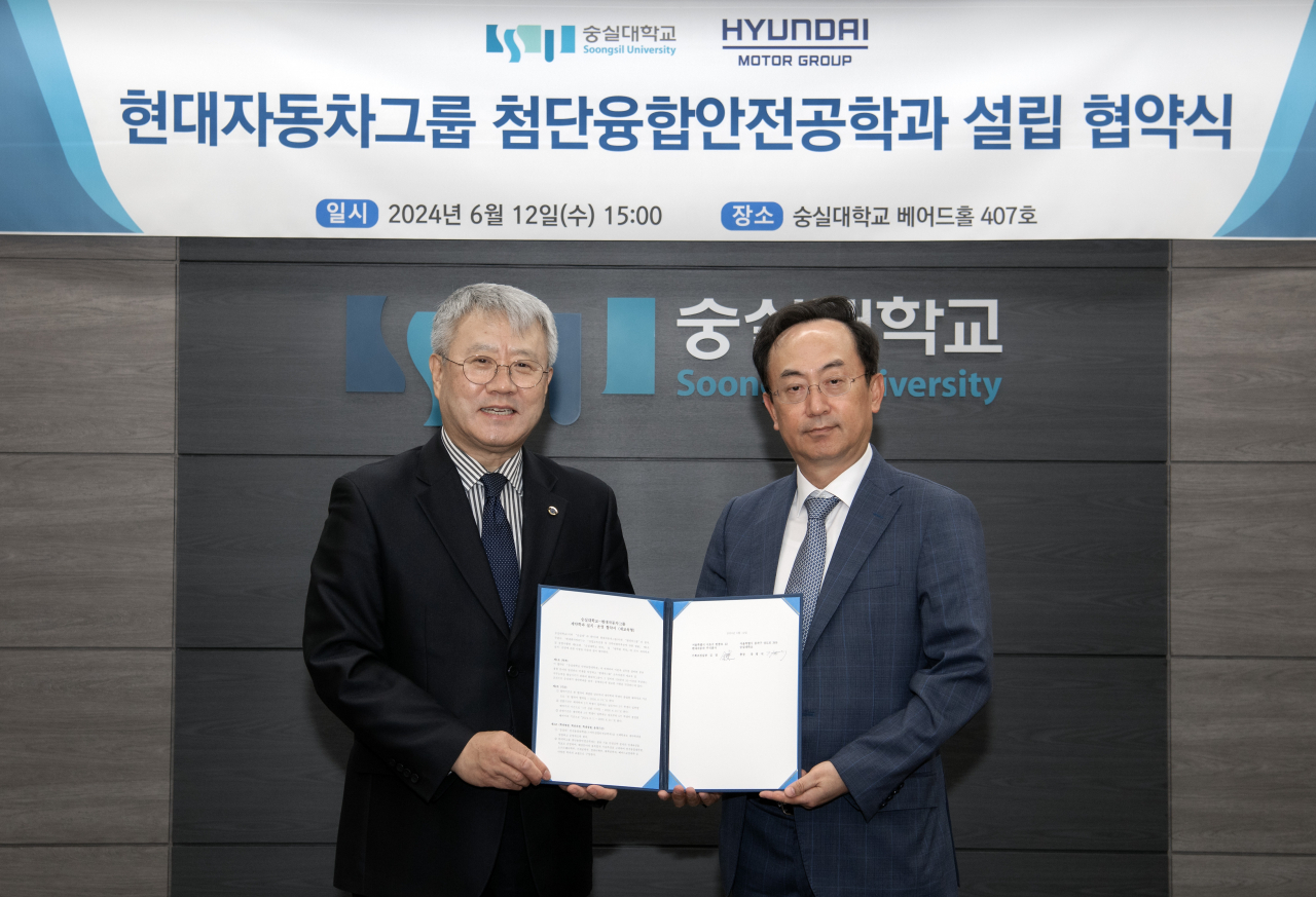 김걸(오른쪽) 현대자동차그룹 사장과 장범식 숭실대 총장이 지난 12일 서울 동작구 숭실대에서 스마트 산업안전 계약학과 개설 관련 협약서를 들고 기념 촬영을 하고 있다. [현대차 제공]
