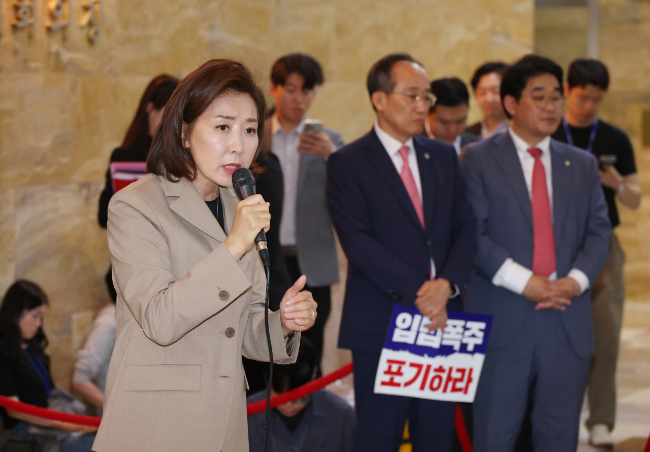 국민의힘 나경원 의원이 5일 오후 국회 본회의장 앞에서 야당의 일방적인 국회의장단 선출을 규탄하고 있다. [연합]