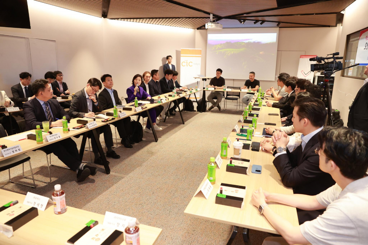 오영주 중소벤처기업부 장관이 지난달 11일 일본 도쿄에 개설된 K-스타트업센터 도쿄에서 현지 진출 스타트업과 간담회를 갖고 있다. [중기부 제공]